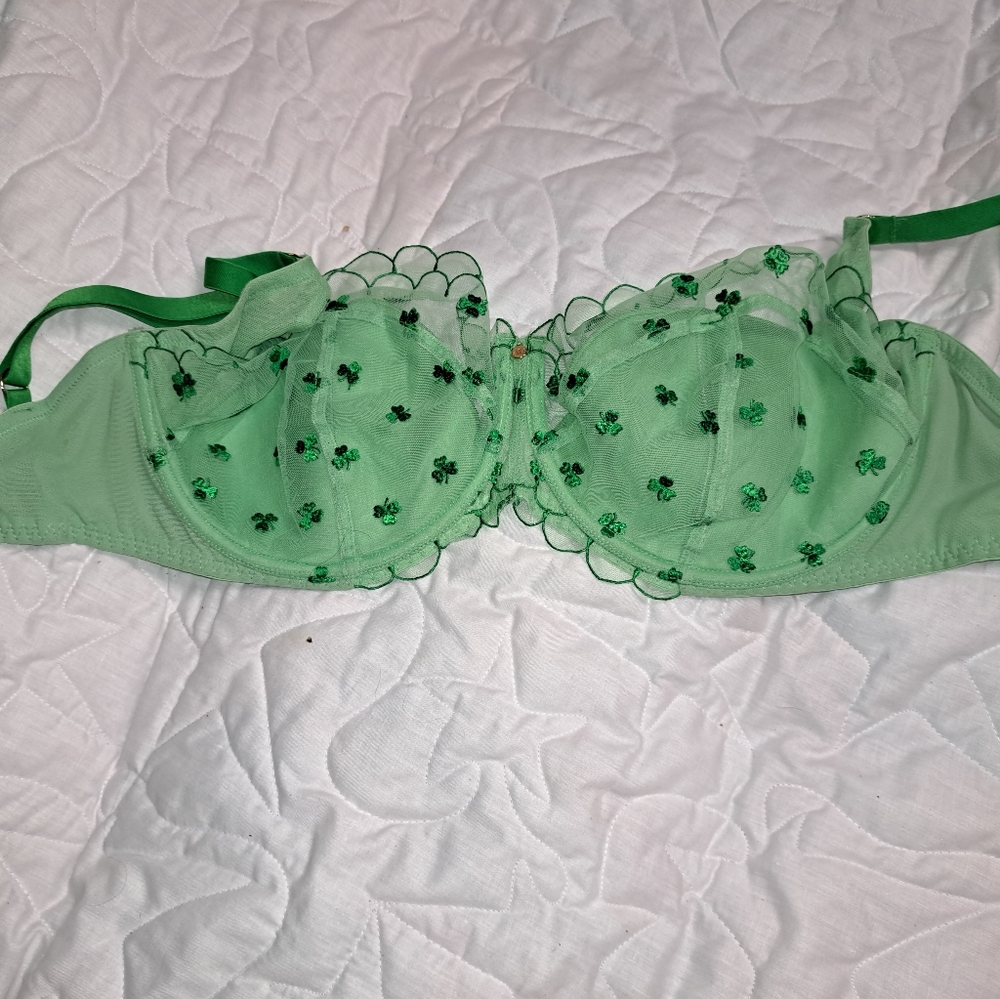 Womens clothing size med to xl bras size 34 H prices vary. Most never worn.